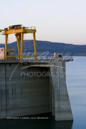 Image du Maroc Professionnelle de  Barrage Al Wahda deuxième plus grand barrage d'Afrique après Le haut barrage d'Assouan d'Egypte, but de l'ouvrage production d'électricité, irrigation et protection contre les crues, Jeudi 8 septembre 2005. (Photo / Abdeljalil Bounhar)